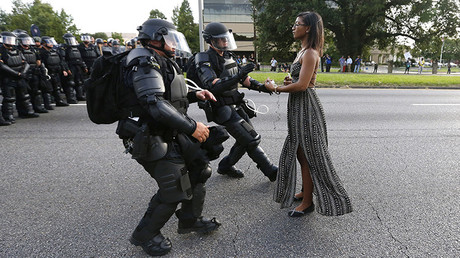 Una fotografía única de las protestas contra la brutalidad policial conmueve el mundo