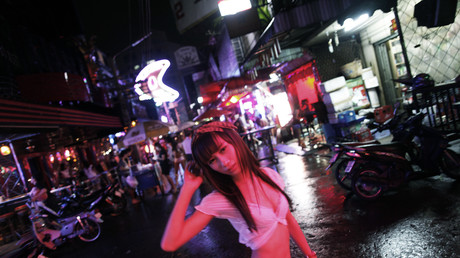 Bailarina tailandesa en las calles de Bangkok