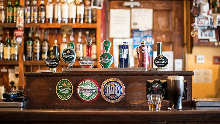 Cobrar por viajar y tomar cerveza: ¿Este es el mejor trabajo del mundo?