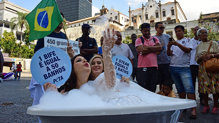Dos brasileñas se bañan en plena calle para defender a los animales