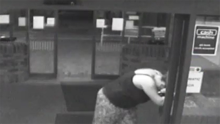 Video: Una mujer da a luz en la entrada del hospital en menos de un minuto mientras su marido aparca