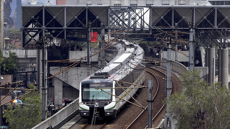 ¿Broma o drama? Un joven pierde una pierna al lanzarse a las vías del metro en Medellín (Video)
