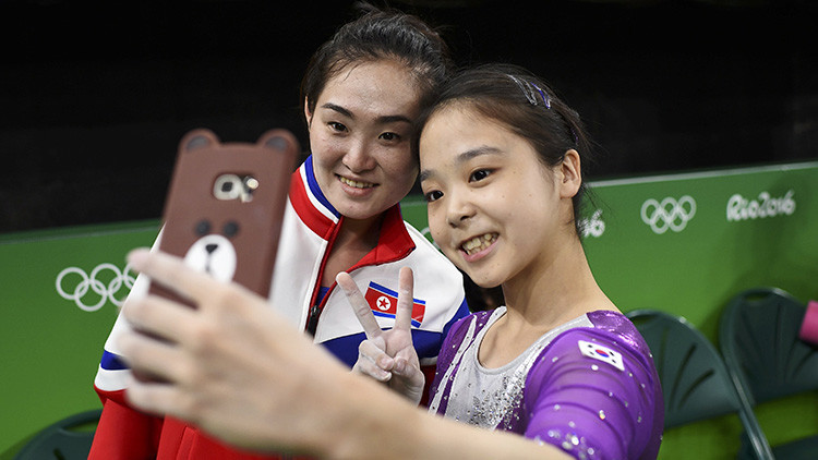 Selfi icónica: Gimnastas de las dos Coreas posan juntas en los Juegos Olímpicos de Río