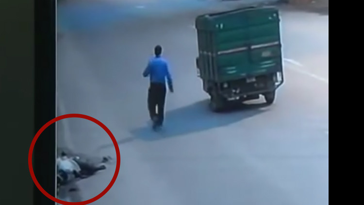 VIDEO: Muere atropellado por un camión e ignorado por 140 coches, 82 calesas y 181 ciclistas