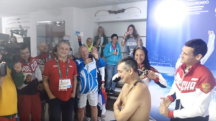 VIDEO: Esgrimistas rusos rapan a su entrenador tras conseguir una nueva medalla de oro en Rio