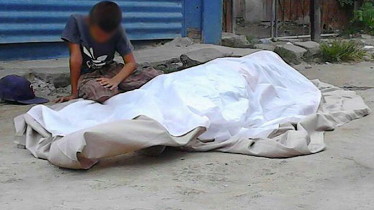 Un niño llora junto al cadáver de su padre en Honduras (FUERTE VIDEO)