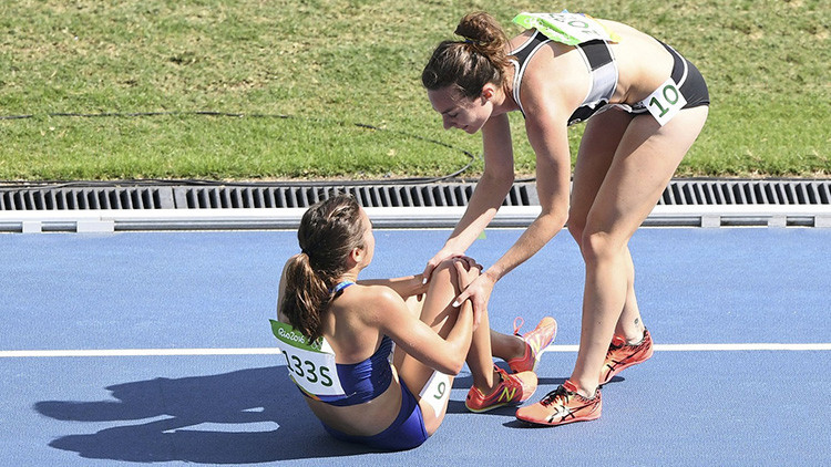 Gana la nobleza y el buen corazón: el COI premia a la atleta que ayudó a otra tras caer en la pista