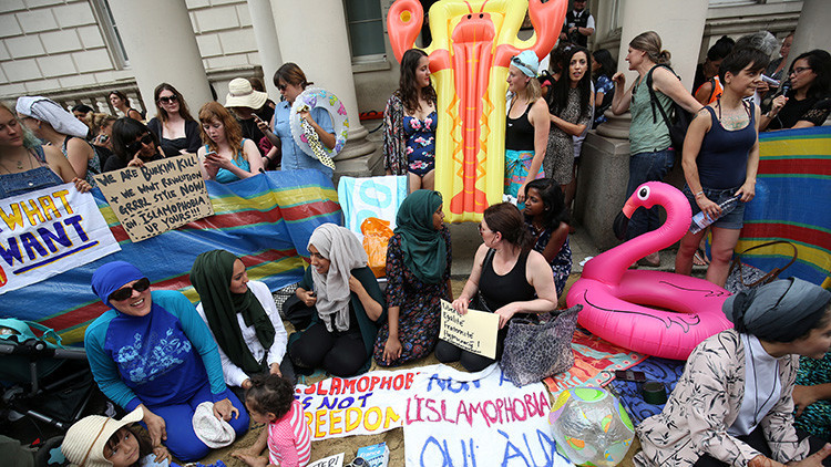 El 'motokini': ¿una forma de protesta contra la prohibición del 'burkini'?