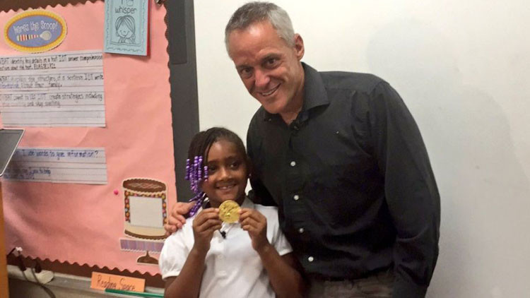 Una niña de 7 años halla una medalla de oro en la basura y se la devuelve a su propietario