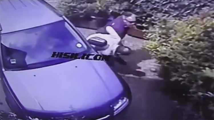VIDEO: Un multimillonario ataca a un jubilado en su propio jardín
