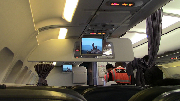 "¡Te dejo!": Un chino intenta tirarse del avión en pleno vuelo tras ser abandonado por su novia