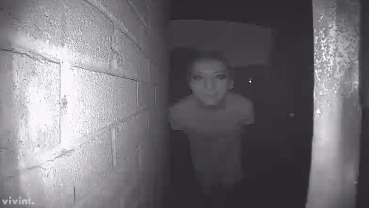 Desaparece tras publicar en la Red esta foto de un extraño en la puerta de su casa