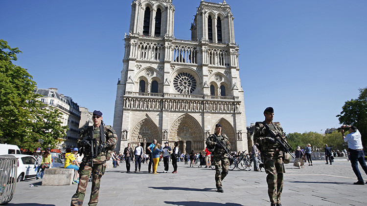 Hallan un coche con cilindros de gas cerca de la catedral de París