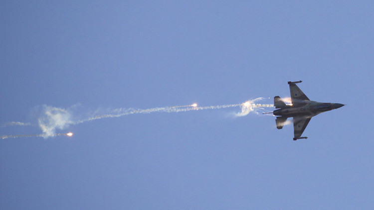 Israel lanza un ataque aéreo sobre Gaza en respuesta a un misil