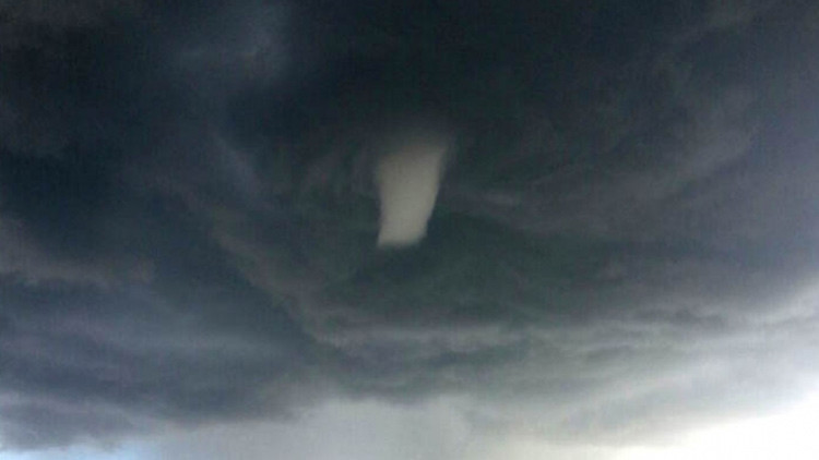 ¿Un portal a otra dimensión? Un extraño embudo se abre en el cielo de Siberia (Fotos)