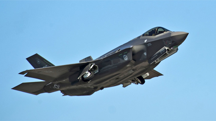 Un caza F-35A se incendia durante unas maniobras en EE.UU.
