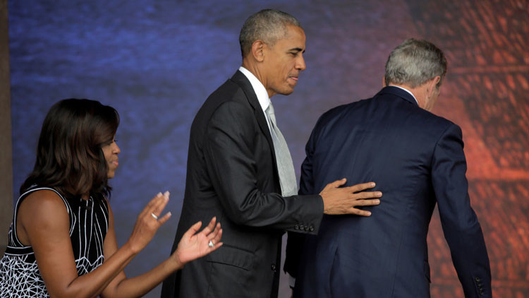Video: George W. Bush le pide ayuda a Obama para tomarse una foto