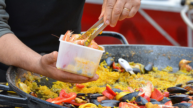 España se burla en Twitter del chef Jamie Oliver por su receta de paella con... ¡chorizo!