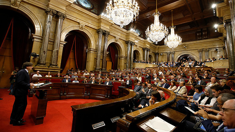 El Parlamento de Cataluña vota a favor de un referéndum de independencia en 2017