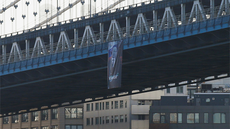 VIDEO: Aparece un cartel gigante con 'El Pacificador' Vladímir Putin en Nueva York