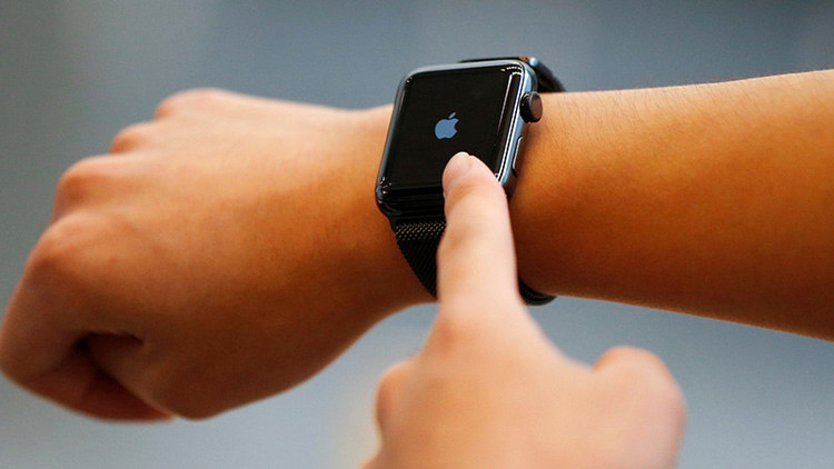 La paranoica razón por la que el Gabinete de Theresa May prohíbe a sus ministros llevar Apple Watch