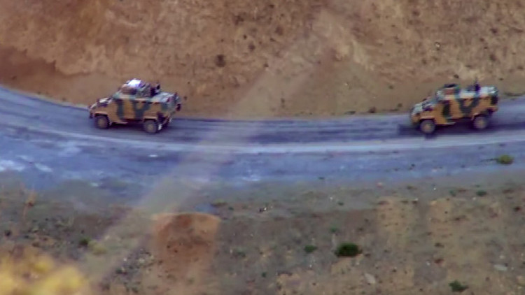 Video: Militantes kurdos destruyen un vehículo blindado de un convoy militar turco