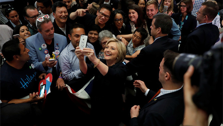 ¿Cuántas personas necesita Hillary Clinton para escribir un tuit sobre Puerto Rico?