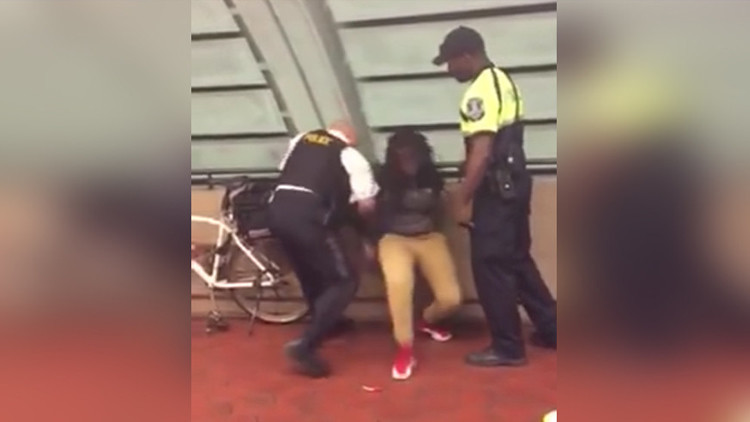 Video: Detienen a una joven afroamericana por comer en un metro de EE.UU.