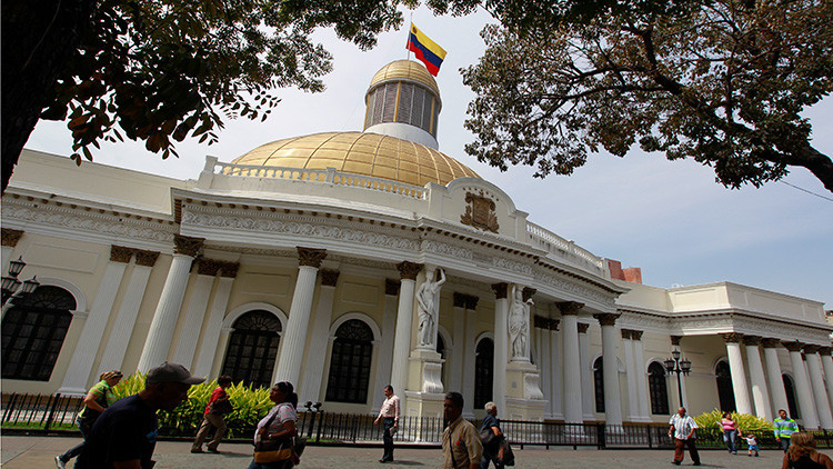 Manifestantes Interrumpen Una Sesión De La Asamblea Nacional De ...