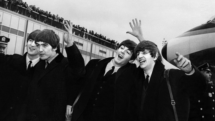 Hallan una carta que John Lennon le escribió a la reina Isabel II valorada en más de 70.000 dólares