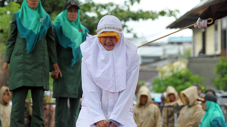 Azotan a una joven indonesia por 'estar demasiado cerca' de su novio