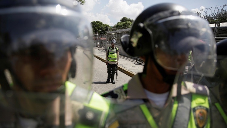Venezuela: Estudiantes opositores se enfrenan con la Policía
