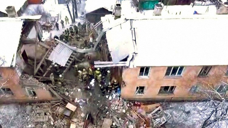 Una explosión de gas desploma parcialmente un edificio de viviendas en una ciudad rusa