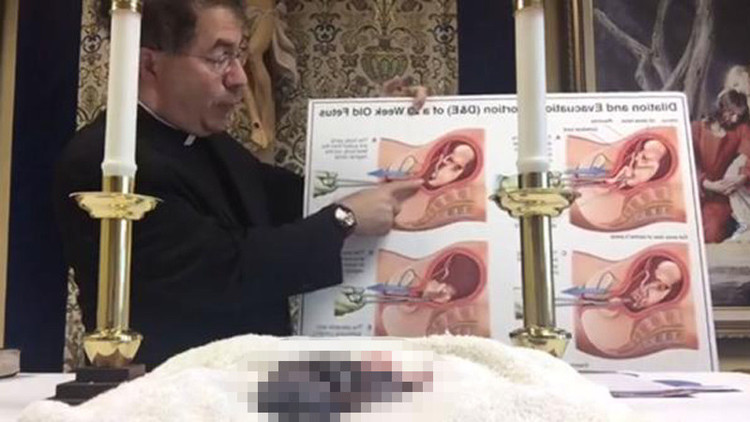 FUERTES IMÁGENES: Un cura muestra su apoyo a Trump colocando un feto abortado sobre el altar