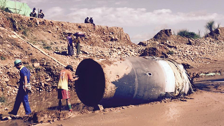 ¿Parte de un satélite espía? Un misterioso objeto de metal cae del cielo en Birmania (FOTOS)