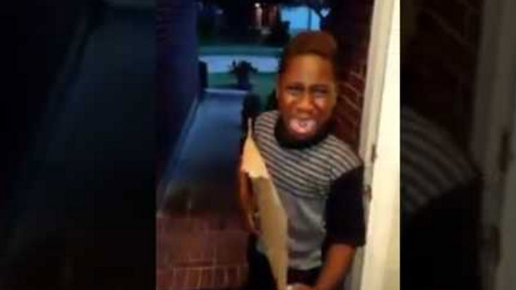 "¡Adiós, adorador de Trump!": Una madre echa de casa a su pequeño hijo por 'votar' a Trump (VIDEO)