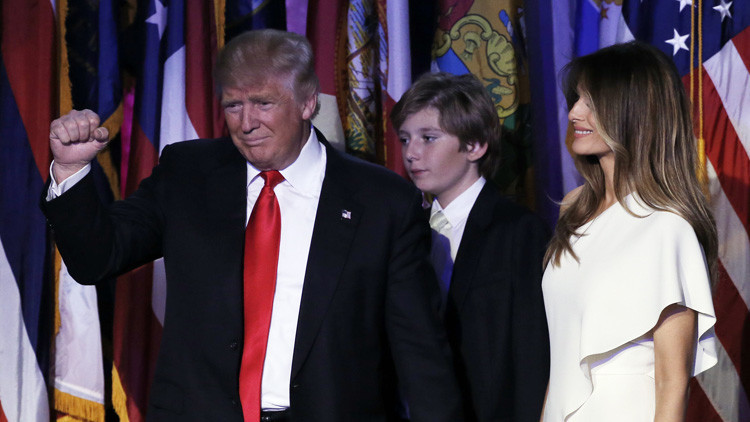 Algo extraño pasa en esta foto familiar de Trump