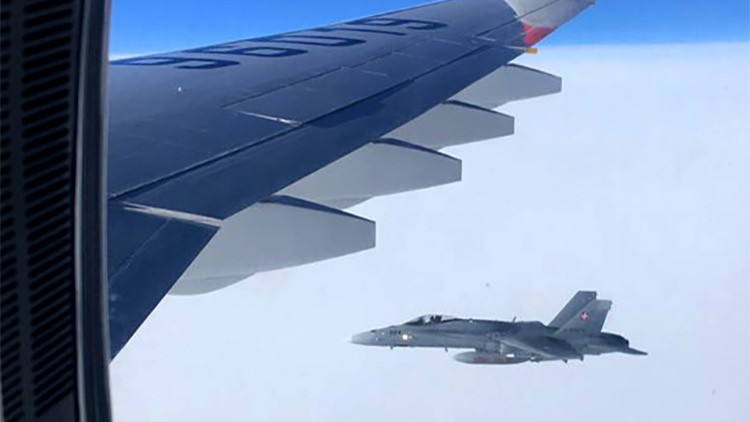 Moscú pide explicaciones a Suiza por el acercamiento de sus cazas al avión ruso