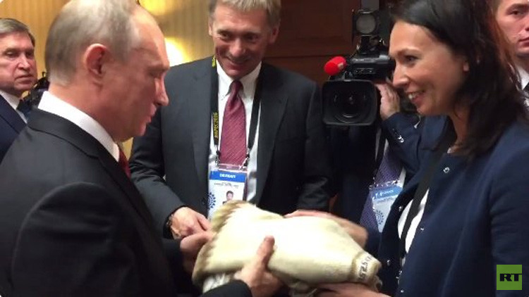 Putin recibe el suéter de una artesana peruana que fue arrestada cuando intentaba regalárselo