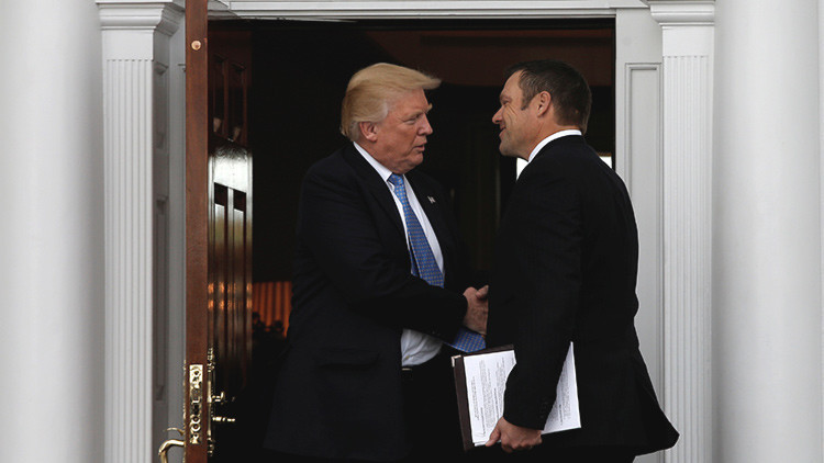 Un asesor de Trump muestra sin darse cuenta a la prensa un plan sobre la inmigración