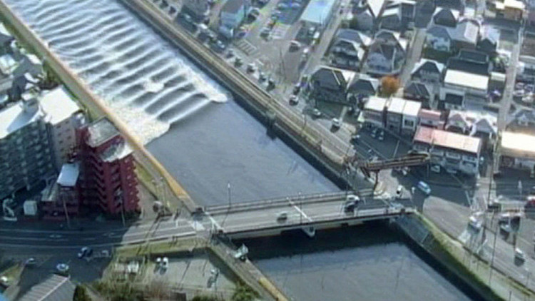 Captan el momento en que el tsunami tras el terremoto de Japón invierte el caudal de un río (Video)