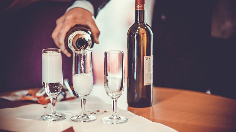 Científicos descubren el gen responsable de que las personas deseen beber alcohol