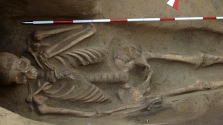 Misterio etrusco: Hallan un esqueleto engrillado de hace 2.500 años (VIDEO)