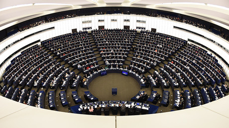 "La peor caricatura de la guerra fría": Europa aprueba una resolución contra los medios rusos
