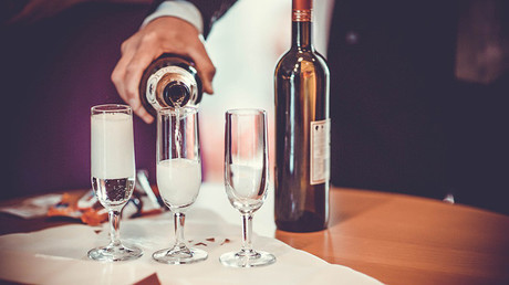 Científicos descubren el gen responsable de que las personas deseen beber alcohol
