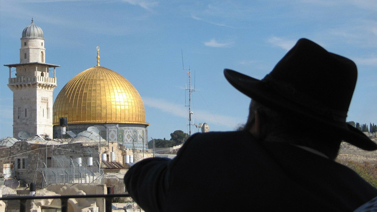 Un rabino israelí enseña a sus alumnos a practicar circuncisiones con bebés sudaneses y etíopes