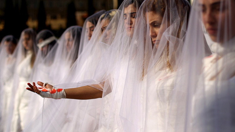 'Novias ensangrentadas' protestan en el Líbano contra una antigua ley sobre violaciones (fotos)