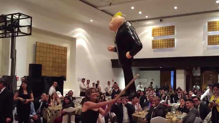 Video: Senadores mexicanos apalean una piñata de Donald Trump