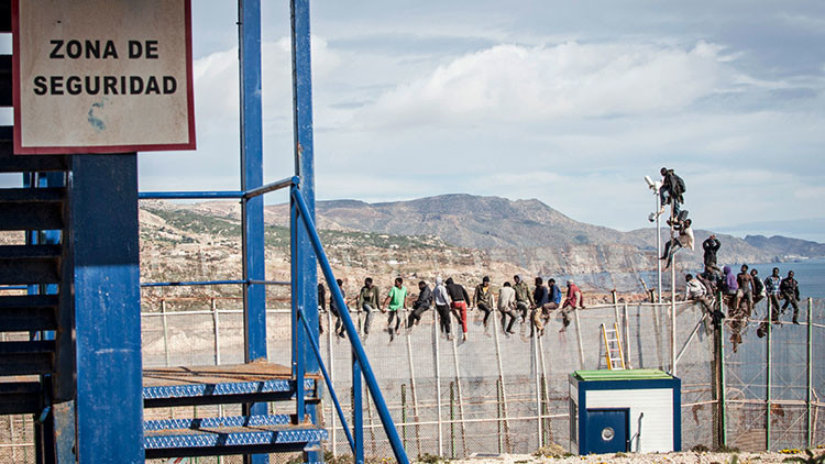 España sufre uno de los asaltos más masivos a la valla fronteriza de Ceuta