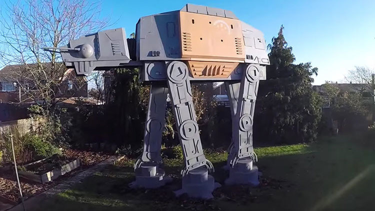 El mejor regalo de Navidad: aficionado hace una réplica del AT-AT de 'Star Wars' a tamaño real